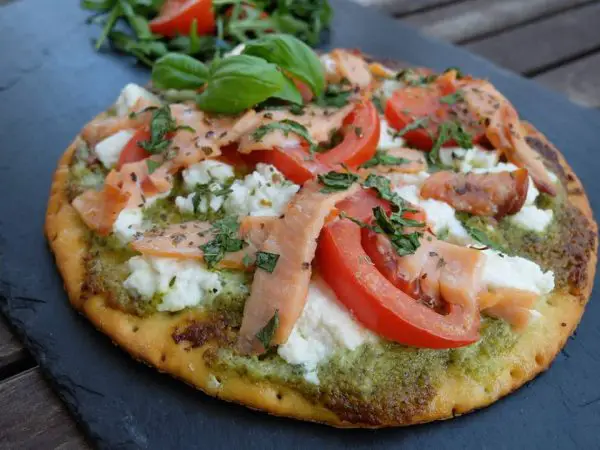 Pizza sans gluten au pesto et saumon fumé Recettes Italiennes